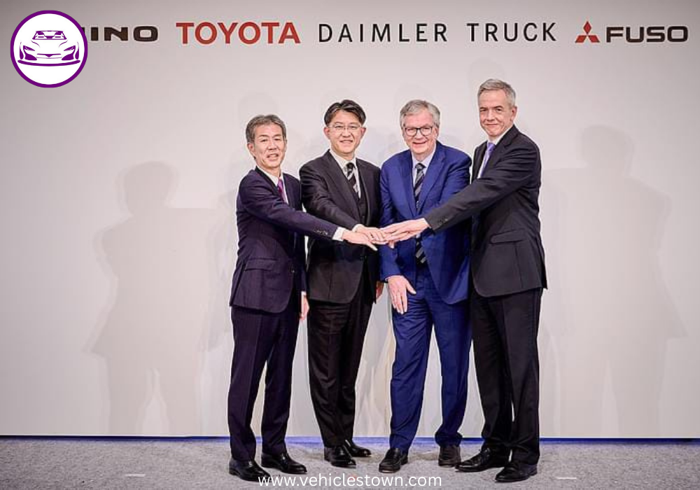 Alt text: Hino Motors and Mitsubishi Fuso trucks representing the finalized merger between Toyota and Daimler’s commercial vehicle divisions.