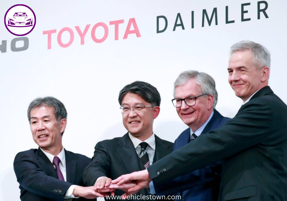 Alt text: Hino Motors and Mitsubishi Fuso trucks representing the finalized merger between Toyota and Daimler’s commercial vehicle divisions.
