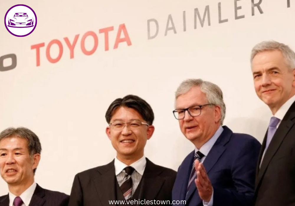 Alt text: Hino Motors and Mitsubishi Fuso trucks representing the finalized merger between Toyota and Daimler’s commercial vehicle divisions.