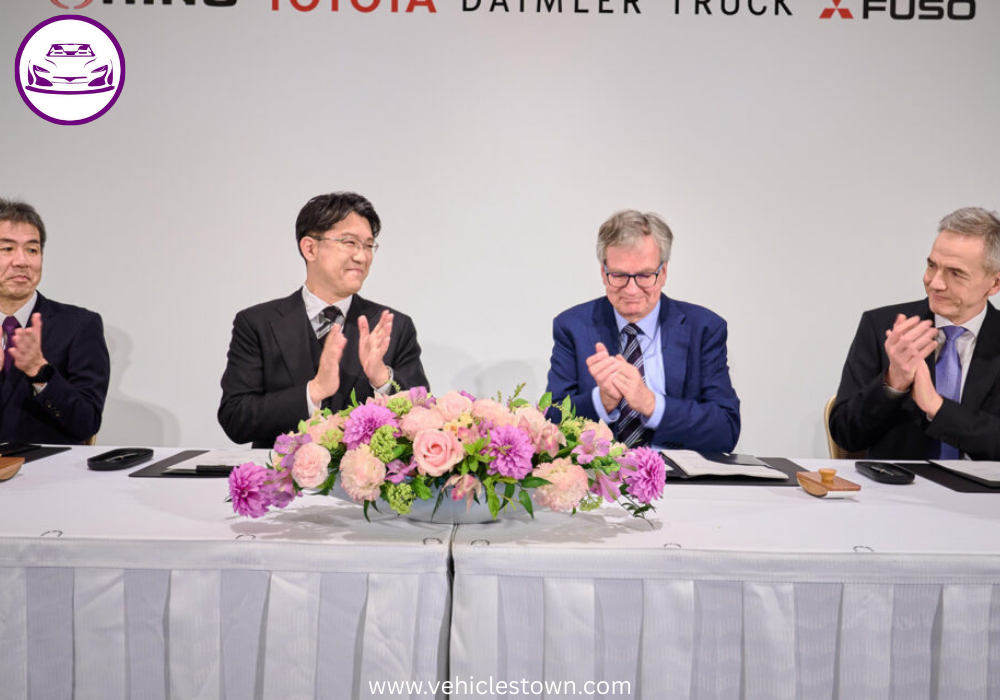 Alt text: Hino Motors and Mitsubishi Fuso trucks representing the finalized merger between Toyota and Daimler’s commercial vehicle divisions.