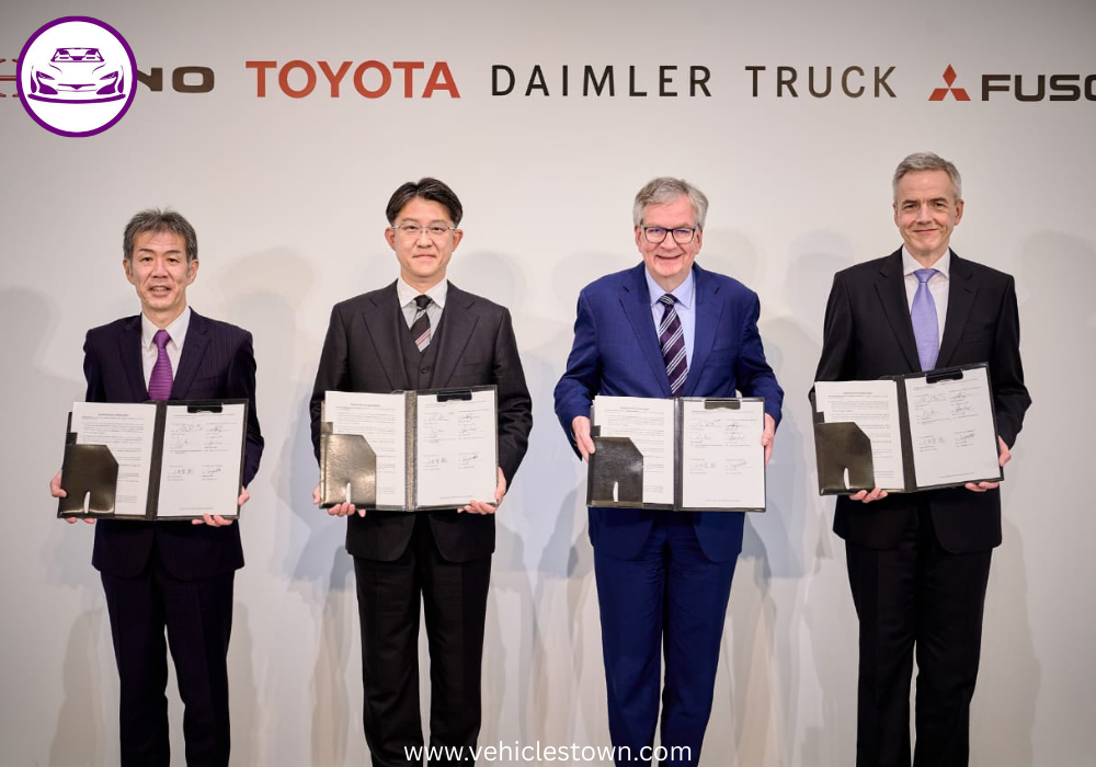 Alt text: Hino Motors and Mitsubishi Fuso trucks representing the finalized merger between Toyota and Daimler’s commercial vehicle divisions.