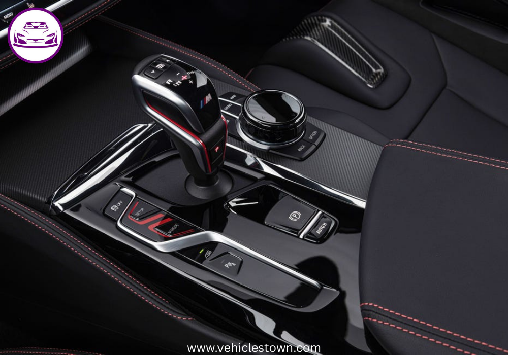 BMW M5 CS – limited-edition high-performance sports sedan with 627 hp, carbon fiber design, and exclusive styling details.