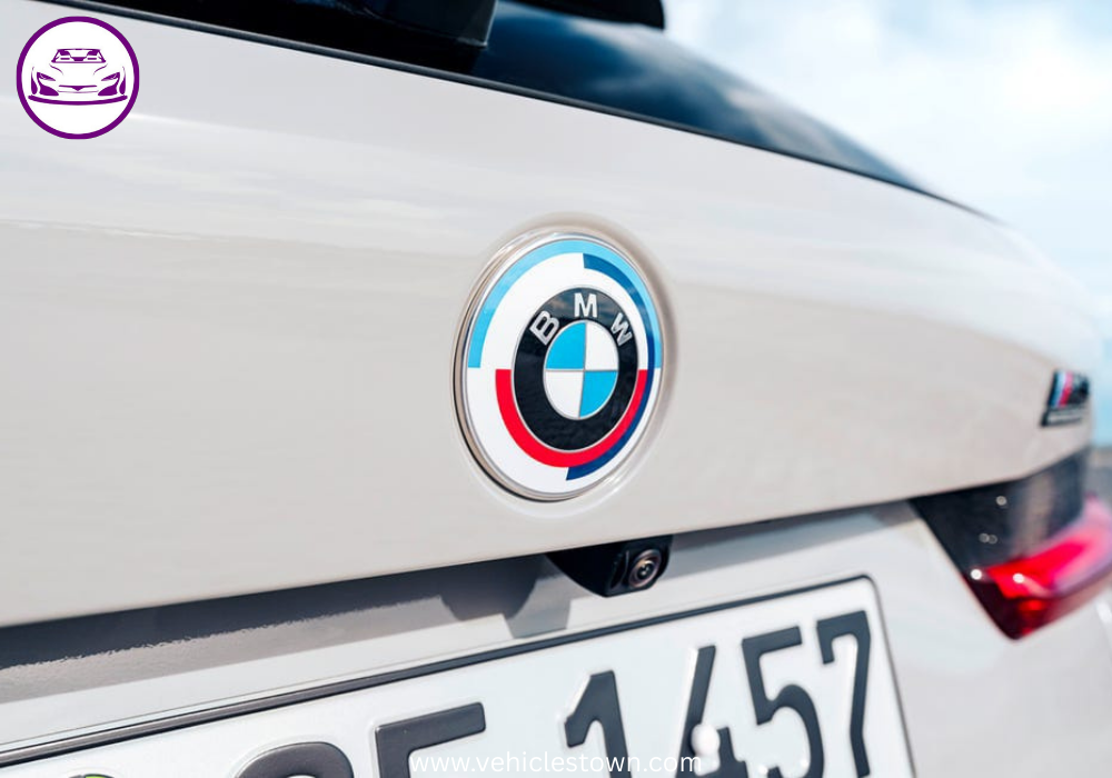 Equipped with a turbocharged inline-6 engine and M xDrive all-wheel drive for dynamic driving.