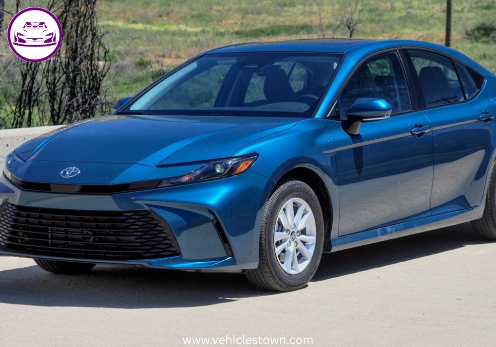 **Alt Text:**
Toyota Camry LE 2025 – elegant silver sedan with sleek LED headlights and stylish body lines, parked in a modern urban setting.