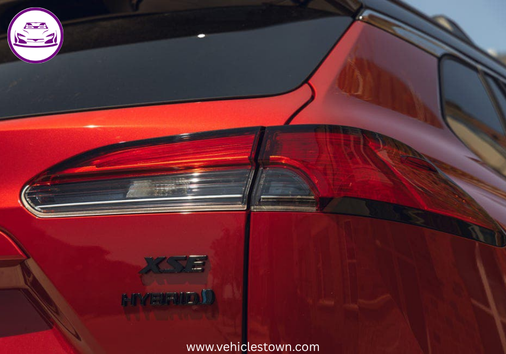 Front view of the Toyota Corolla Cross Hybrid 2025 showcasing its bold grille and sleek LED headlights.